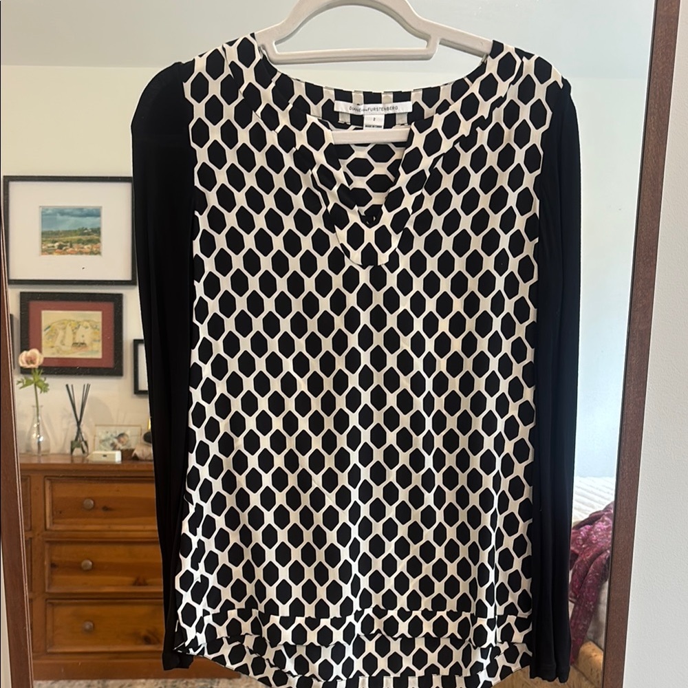 Diane Von Furstenberg Blouse. Silk with viscose black sleeve. Size 2.